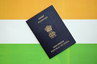 Ulusal arkaplanda mavi Hindistan pasaportu. Yakın plan. Turizm ve vatandaşlık kavramı