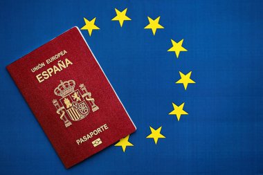 Mavi bayraklı Avrupa Birliği 'nin kırmızı İspanyol pasaportu yakın plan. Turizm ve vatandaşlık kavramı