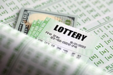 Yeşil piyango biletleri ve çekiliş rakamlarıyla birlikte Amerikan para faturaları boş.