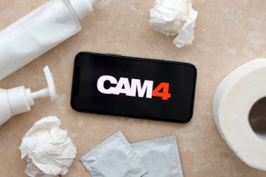 KYIV, UKRAINE - 23 Ocak 2024 Cam4 yetişkin içeriği web sitesi logosu iPhone 12 Pro akıllı telefon ekranında