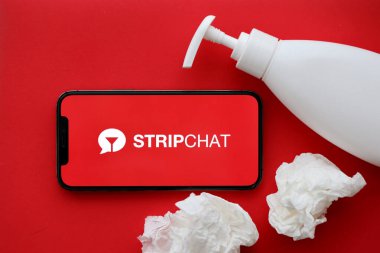 KYIV, UKRAINE - 23 Ocak 2024 StripChat yetişkin içeriği web sitesi logosu iPhone 12 Pro akıllı telefon ekranında