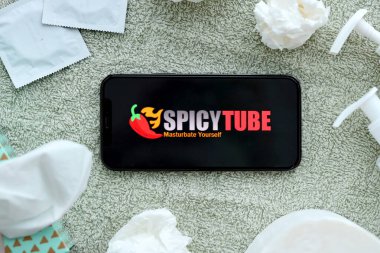 KYIV, UKRAINE - 23 Ocak 2024 SpicyTube yetişkin içeriği web sitesi logosu iPhone 12 Pro akıllı telefon ekranında