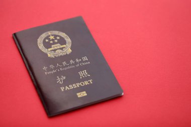 Çin Halk Cumhuriyeti 'nin kırmızı pasaportu. Parlak arkaplanda PRC Çin pasaportu
