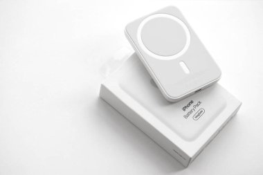 KYIV, UKRAINE - 31 Ekim 2023 Apple MagSafe bataryası iPhone 'u mıknatıs bağlantısıyla şarj etmek için. Mag Güvenli modern taşınabilir güç bankası aygıtı