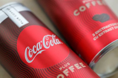 KYIV, UKRAINE - 31 Ekim 2023 Kahve aromalı Coca Cola Kutusu. Özel tasarımı olan kapalı bir teneke içki kutusu. İçeceklerinizi tazeleyeyim.