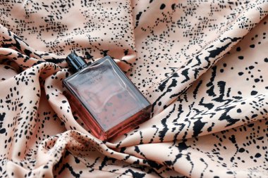 KYIV, UKRAINE - 31 Ekim 2023 Narciso Rodriguez Musc Noir Rose parfüm şişesi için. Narciso Jesus Rodriguez New Jersey 'li bir moda tasarımcısı.