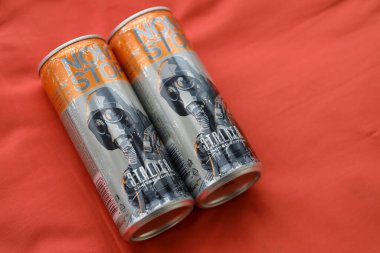 KYIV, UKRAINE - 31 Ekim 2023 Stop enerji içeceği sınırlı sayıdaki Stalker ve alüminyum teneke gaz maskeli karakter tasarımı ile kapatılabilir