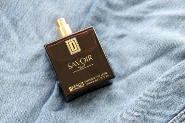 KYIV, UKRAINE - 31 Ekim 2023 Savoir Nuit unisex parfüm şişesi, Jfenzi. Jfenzi parfüm uzmanı Polonya merkezli bir parfüm şirketi.