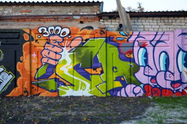 Sokak sanatı kültürü tarzında boya lekeleriyle süslenmiş eski duvar. Duvarında parlak aerosol çizgileri olan graffiti resimlerinin renkli arka planı. Renkli arkaplan dokusu