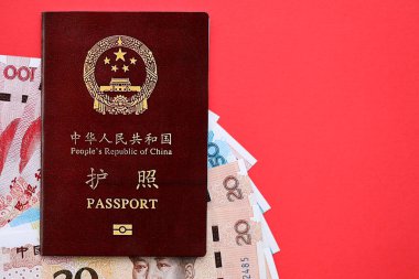 Çin Halk Cumhuriyeti ve Çin Yuan 'ının kırmızı pasaportu. Parlak arkaplanda PRC Çin pasaportu