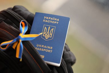 Ukrayna biyometrik pasaportu Ukrayna 'nın Ukrayna kurdeleli siyah turistik sırt çantasında.