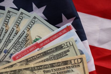 Amerika Birleşik Devletleri İş Yetki Kartı Katlanmış ABD bayrağı üzerinde çalışma izni ve dolar banknotları