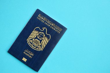 Mavi arka planda Mavi Birleşik Arap Emirlikleri pasaportu var. Turizm ve vatandaşlık kavramı