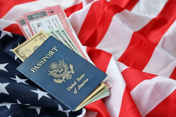 Passaporte Azul Dos Estados Unidos América Com Dinheiro Passagens Aéreas — Fotografia de Stock