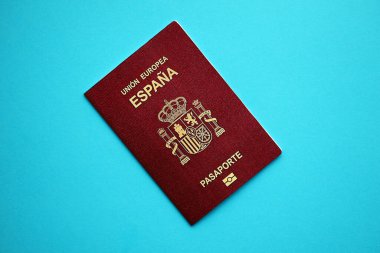 Mavi arka planda Avrupa Birliği 'nin kırmızı İspanyol pasaportu. Turizm ve vatandaşlık kavramı