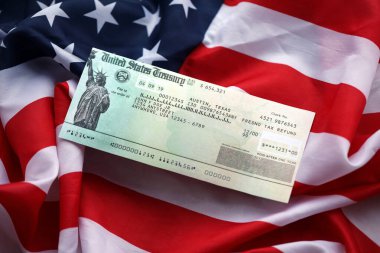Birleşik Devletler Hazinesi Amerikan Bayrağını yakına sallamayı kontrol ediyor..