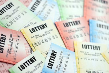 Birçok piyango bileti boş banknotlar üzerinde piyango oynamak için numaralarla kapatılıyor.