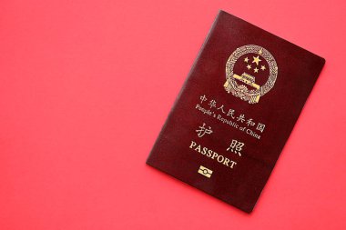 Çin Halk Cumhuriyeti 'nin kırmızı pasaportu. Parlak arkaplanda PRC Çin pasaportu