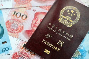Çin Halk Cumhuriyeti ve Çin Yuan 'ının kırmızı pasaportu. Parlak arkaplanda PRC Çin pasaportu