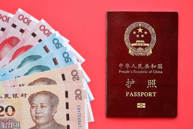 Çin Halk Cumhuriyeti ve Çin Yuan 'ının kırmızı pasaportu. Parlak arkaplanda PRC Çin pasaportu