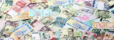 Farklı para birimlerinden bir sürü banknot. Rastgele para akışının arka planı kapanıyor.