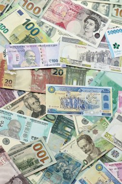 Farklı para birimlerinden bir sürü banknot. Rastgele para akışının arka planı kapanıyor.