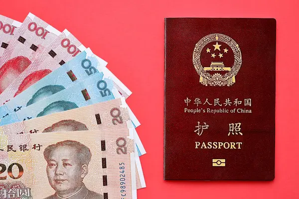 Çin Halk Cumhuriyeti ve Çin Yuan 'ının kırmızı pasaportu. Parlak arkaplanda PRC Çin pasaportu