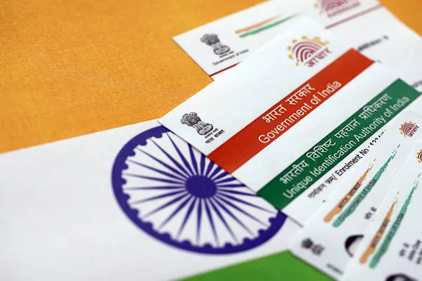 インドの国旗にインドのユニークな識別権限からのインドのカダールカードが閉じます — ストック写真