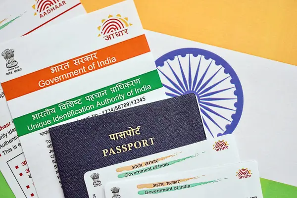 Hindistan 'ın Eşsiz Kimlik Otoritesi' nden Hint Aadhaar kartı ve Hint bayrağının üzerindeki pasaport.
