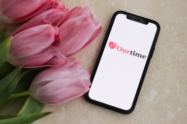 KYIV, UKRAINE - 23 Şubat 2024 Ünlü çöpçatanlık sitemiz ya da iPhone ekranındaki uygulamamız