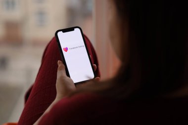 KYIV, UKRAINE - 23 Şubat 2024 Facebook randevu sitesi logosu veya iPhone ekranındaki uygulama iPhone ekranını kapat