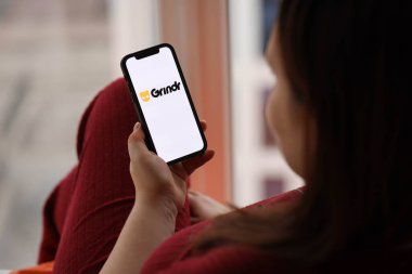 KYIV, UKRAINE - 23 Şubat 2024 Ünlü çöpçatanlık sitesi veya iPhone ekranındaki uygulamanın logosu