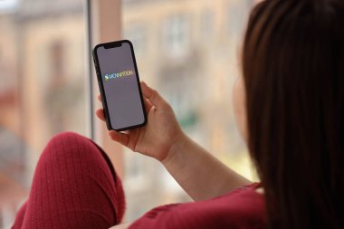 KYIV, UKRAINE - 23 Şubat 2024 Ünlü çöpçatanlık sitesinin logosu veya iPhone ekranındaki uygulama kapat