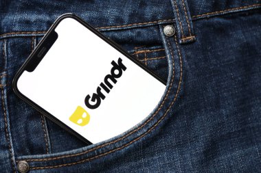 KYIV, UKRAINE - 23 Şubat 2024 Ünlü çöpçatanlık sitesi veya iPhone ekranındaki uygulamanın logosu