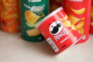 KYIV, UKRAINE - 27 Şubat 2024 Pringles orijinal patates cipsi beyaz arka planda. Pringles, Kellog Şirketi 'ne ait bir patates cipsi markası.