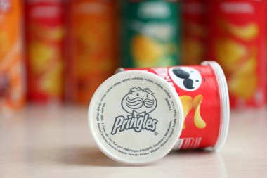 KYIV, UKRAINE - 27 Şubat 2024 Pringles orijinal patates cipsi beyaz arka planda. Pringles, Kellog Şirketi 'ne ait bir patates cipsi markası.