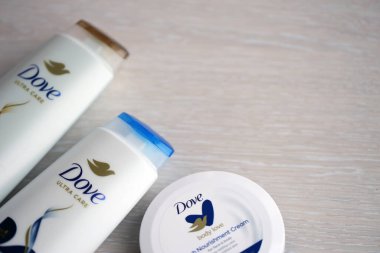 KYIV, UKRAINE - 27 Şubat 2024 Dove Prodüksiyonu, günümüzde Unilever 'a ait olan ve 80' den fazla ülkede satılan bir kişisel bakım markası.