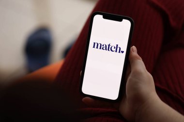 KYIV, UKRAINE - 23 Şubat 2024 Ünlü çöpçatanlık sitesinin logosu veya iPhone ekranındaki uygulamayı kapat