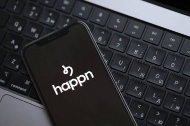 KYIV, UKRAINE - 23 Şubat 2024 Ünlü çöpçatanlık sitesinin logosu veya iPhone ekranındaki uygulama Kapat