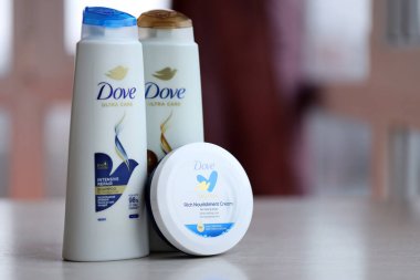 KYIV, UKRAINE - 27 Şubat 2024 Dove Prodüksiyonu, günümüzde Unilever 'a ait olan ve 80' den fazla ülkede satılan bir kişisel bakım markası.