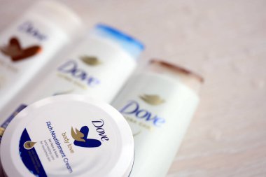 KYIV, UKRAINE - 27 Şubat 2024 Dove Prodüksiyonu, günümüzde Unilever 'a ait olan ve 80' den fazla ülkede satılan bir kişisel bakım markası.