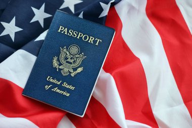 Ulusal arkaplanda mavi Amerika Birleşik Devletleri pasaportu var. Turizm ve vatandaşlık kavramı