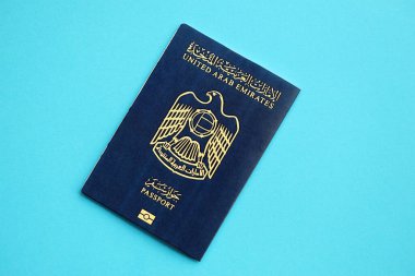 Mavi arka planda Mavi Birleşik Arap Emirlikleri pasaportu var. Turizm ve vatandaşlık kavramı