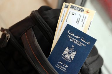 Mavi Filistin Otorite pasaportu ve turistik sırt çantasında uçak biletleri. Turizm ve seyahat kavramı