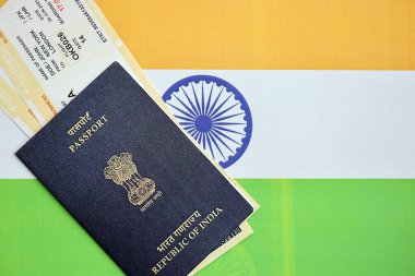 Arka planda uçak biletleri olan mavi Hindistan pasaportu. Turizm ve seyahat kavramı
