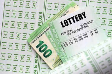 Yeşil piyango biletleri ve avroluk para faturaları boş, piyangoyu kapatma numaraları da var.