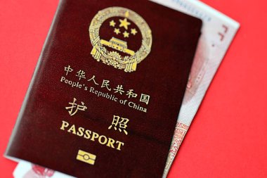Çin Halk Cumhuriyeti ve Çin Yuan 'ının kırmızı pasaportu. Parlak arkaplanda PRC Çin pasaportu