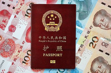 Çin Halk Cumhuriyeti ve Çin Yuan 'ının kırmızı pasaportu. Parlak arkaplanda PRC Çin pasaportu