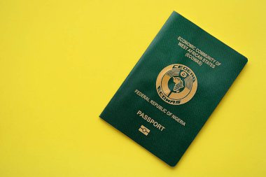 Sarı arka planda yeşil Nijerya pasaportu. Yakın plan. Turizm ve vatandaşlık kavramı
