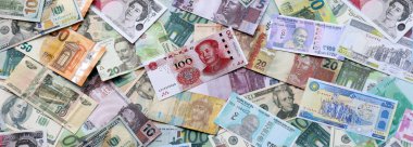 Farklı para birimlerinden bir sürü banknot. Rastgele para akışının arka planı kapanıyor.